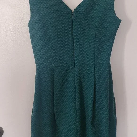 Green sleeves dress with heart pattern - Picture 7 of 7